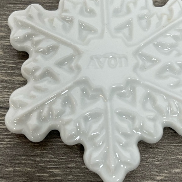 Vintage Christmas Ornaments Avon 1980 & 83 Christmas Remembrance Ceramic Wreaths - Picture 8 of 15
